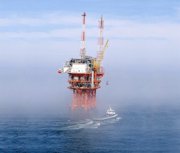 Situaţie critică pe o platformă petrolieră: un bărbat, dus cu elicopterul la spital